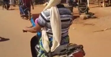 “She Has PhD in Hawking” – Hawker Carries Bowl of Fruit on Her Head While Riding Motorcycle (Watch)